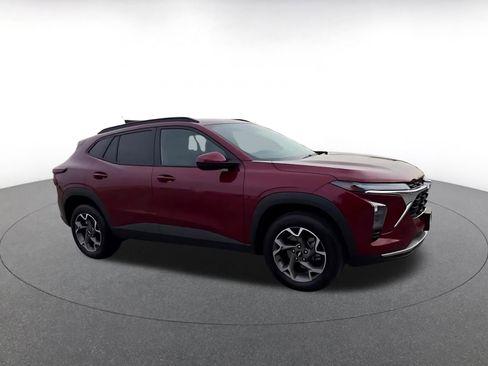 Used 2025 Chevrolet Trax LT image 2
