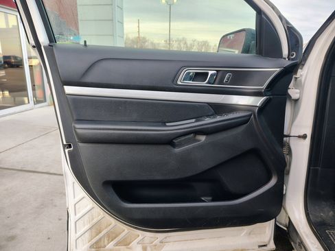 Used 2016 Ford Explorer XLT w/ Equipment Group 202A image 9