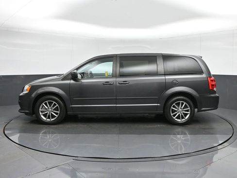 Used 2016 Dodge Grand Caravan SE image 4