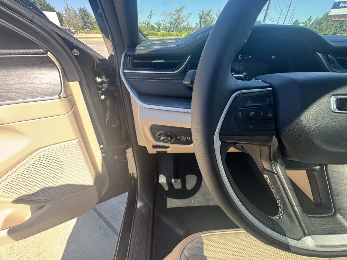 Used 2025 Jeep Grand Cherokee Limited w/ Luxury Tech Group II AWD/4WD image 16