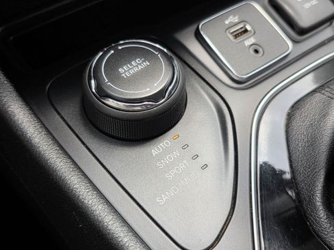 Used 2019 Jeep Cherokee Limited w/ Luxury Group AWD/4WD image 17