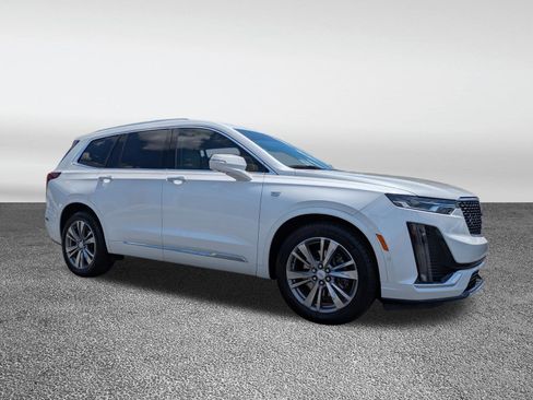 Used 2022 Cadillac XT6 Premium Luxury w/ Technology Package FWD image 3