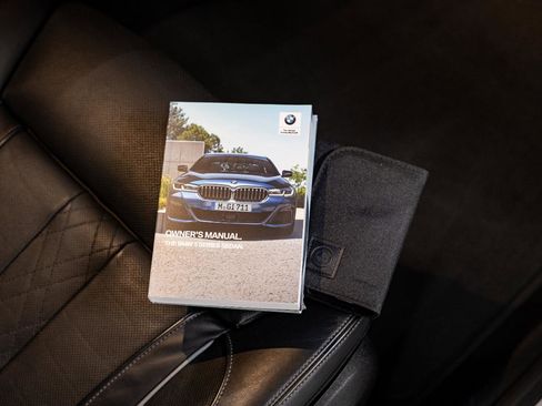 Used 2021 BMW M550i xDrive w/ Dynamic Handling Package image 18