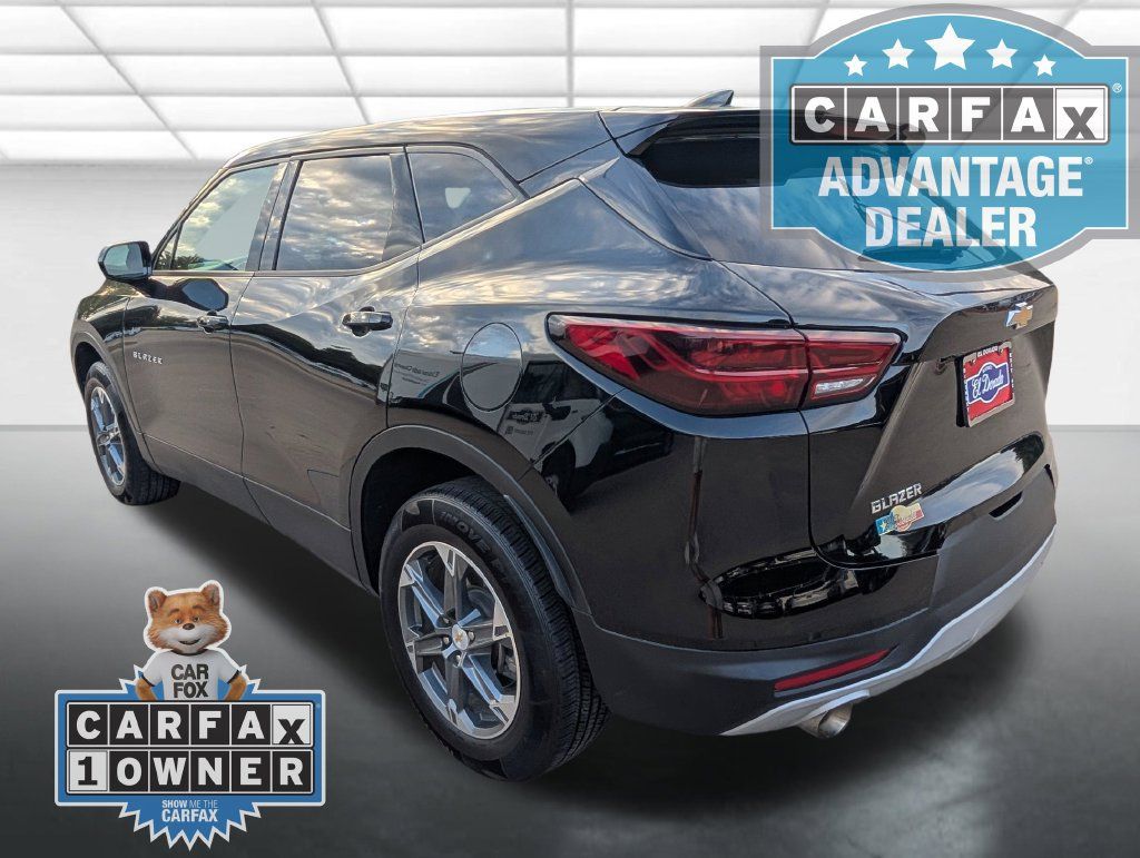 Used 2025 Chevrolet Blazer LT FWD image 2