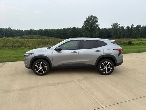 Used 2025 Chevrolet Trax RS w/ Sunroof Package FWD image 3