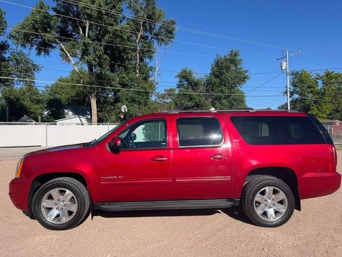 Used 2013 GMC Yukon XL SLT w/ SLT-2 Equipment Package AWD/4WD image 4