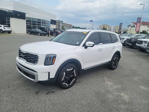 Certified 2025 Kia Telluride S FWD image 3