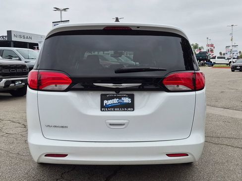 Used 2023 Chrysler Voyager LX FWD image 5