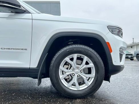 Used 2023 Jeep Grand Cherokee Limited w/ Luxury Tech Group II image 15