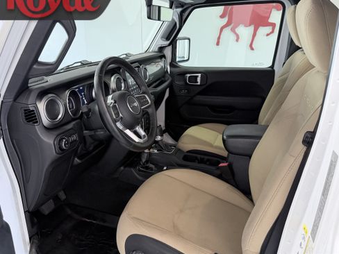 Used 2020 Jeep Gladiator Overland AWD/4WD image 13