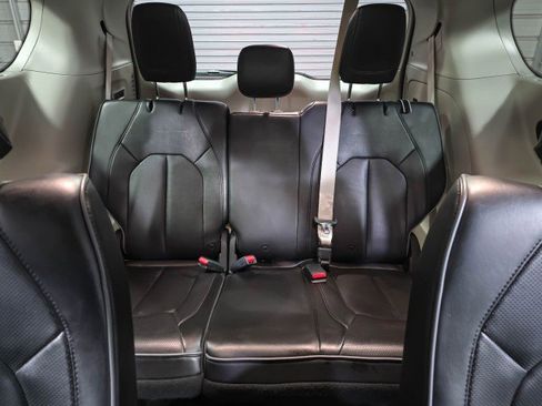 Used 2020 Chrysler Pacifica Limited image 23