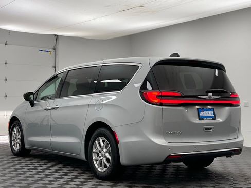 Used 2024 Chrysler Pacifica Touring-L FWD image 12