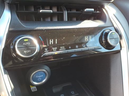 Used 2021 Toyota Venza LE image 19