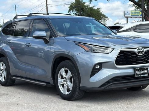 Used 2022 Toyota Highlander LE FWD image 3