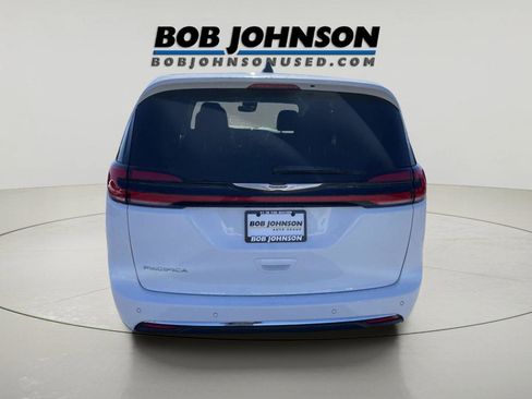 Used 2023 Chrysler Pacifica Touring-L image 4