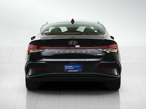 Certified 2025 Hyundai Elantra Limited FWD image 4