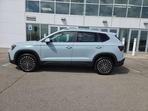 New 2026 Volkswagen Taos SE FWD image 12