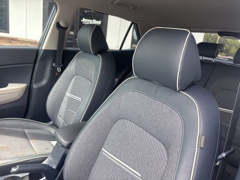 Used 2025 Hyundai Venue Limited FWD image 3
