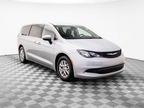 Used 2023 Chrysler Voyager LX image 7