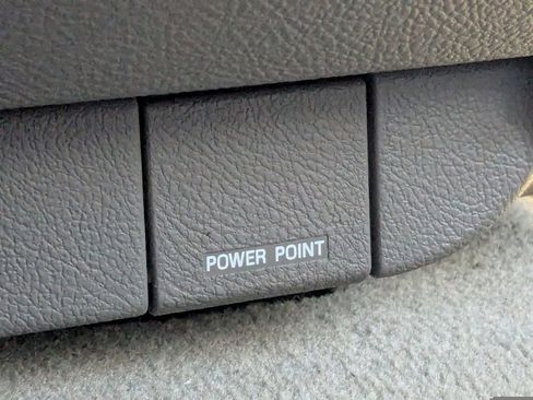 Used 2005 Lincoln Town Car Signature Limited image 20