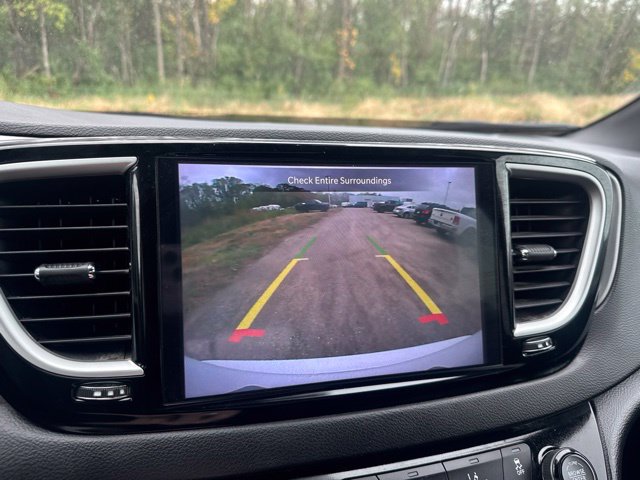 Used 2025 Chrysler Pacifica Select FWD image 19