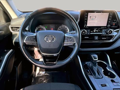 Used 2021 Toyota Highlander LE AWD/4WD image 5