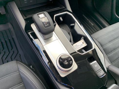 New 2025 Mitsubishi Outlander SE image 17