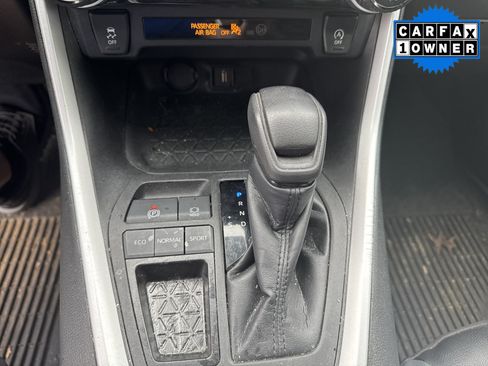 Used 2022 Toyota RAV4 XLE w/ Convenience Package FWD image 12