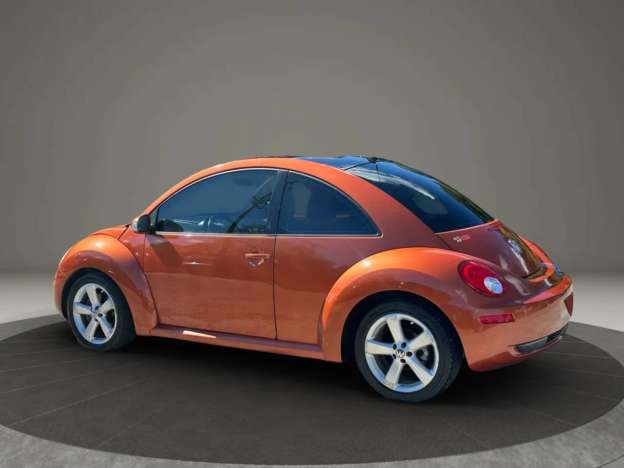 Used 2010 Volkswagen Beetle Final Edition FWD image 5