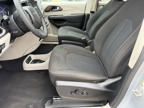Used 2023 Chrysler Voyager LX FWD image 16
