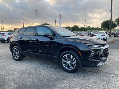 Used 2025 Chevrolet Blazer LT FWD image 2