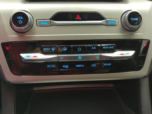 Used 2023 Ford Explorer XLT AWD/4WD image 15