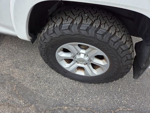 Used 2018 Toyota 4Runner SR5 AWD/4WD image 11