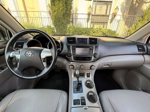 Used 2013 Toyota Highlander SE image 17