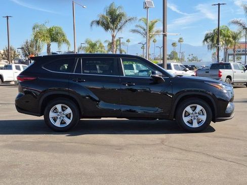 Used 2025 Toyota Highlander LE image 4