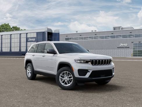Certified 2025 Jeep Grand Cherokee Laredo X image 5