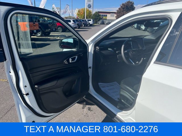 Used 2025 Jeep Compass Latitude w/ Convenience Group AWD/4WD image 14