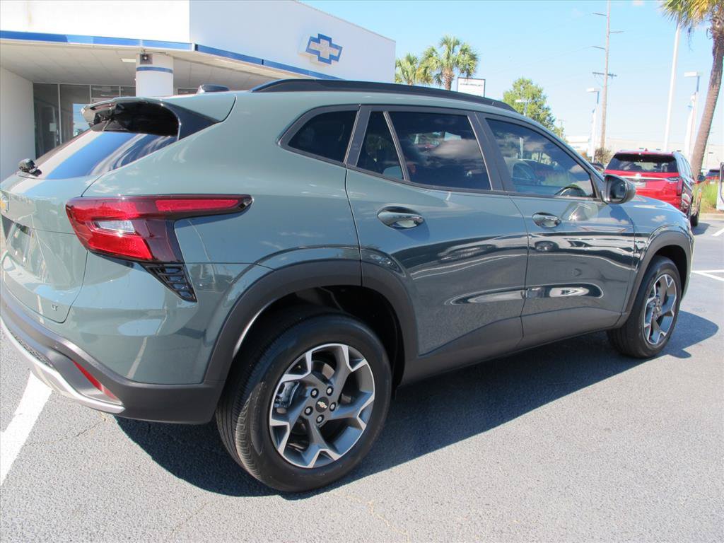 Used 2025 Chevrolet Trax LT w/ Driver Confidence Package FWD image 3
