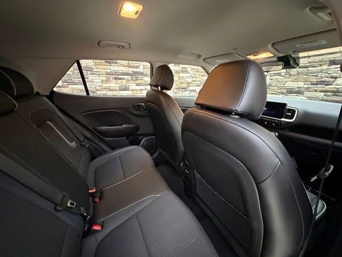 Used 2024 Hyundai Venue Limited image 29
