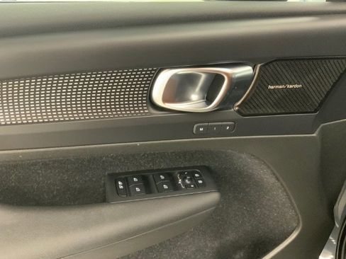 Used 2020 Volvo XC40 T5 R-Design image 28