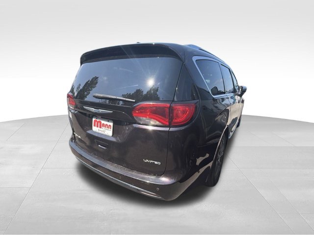 Used 2018 Chrysler Pacifica Limited w/ Tire & Wheel Group FWD image 6