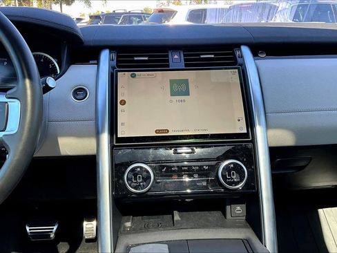 Used 2023 Land Rover Discovery Metropolitan Edition image 6