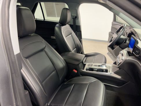 Used 2022 Ford Explorer XLT w/ Equipment Group 202A image 31