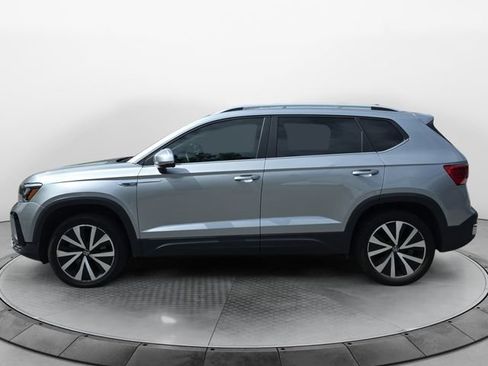 Used 2024 Volkswagen Taos SE FWD image 2