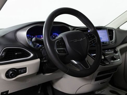 Used 2023 Chrysler Pacifica Touring-L image 4
