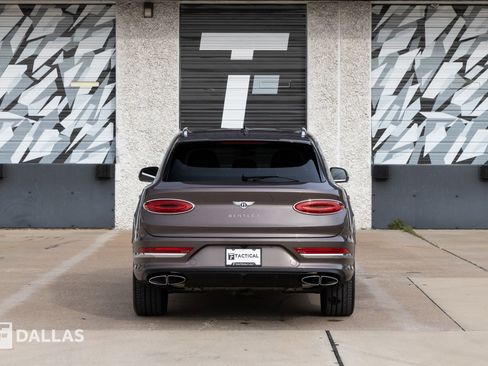 Used 2024 Bentley Bentayga Azure image 13