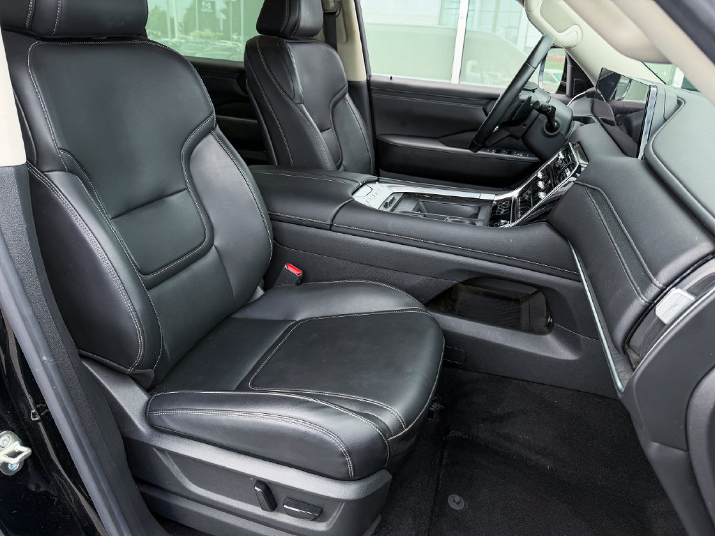 Used 2025 Nissan Armada SV AWD/4WD image 9