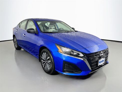 Used 2025 Nissan Altima 2.5 SV image 8