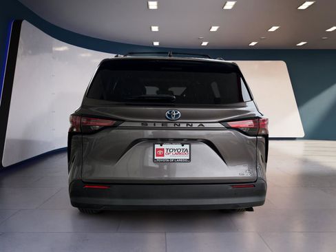 Used 2021 Toyota Sienna LE image 4