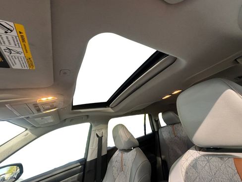 Used 2023 Toyota Highlander Bronze Edition image 11